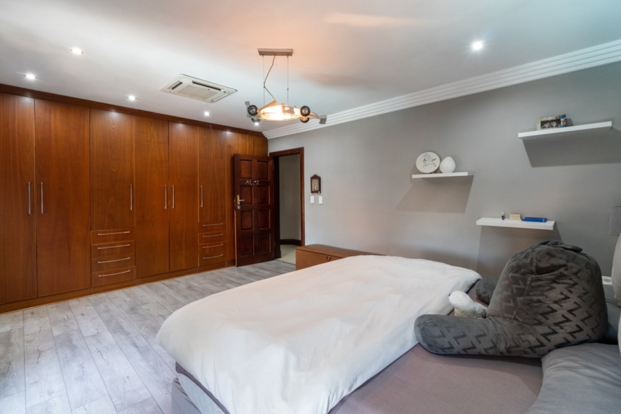 5 Bedroom Property for Sale in Lakefield Gauteng