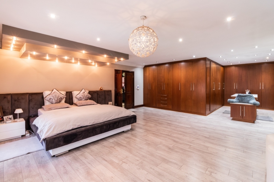 5 Bedroom Property for Sale in Lakefield Gauteng