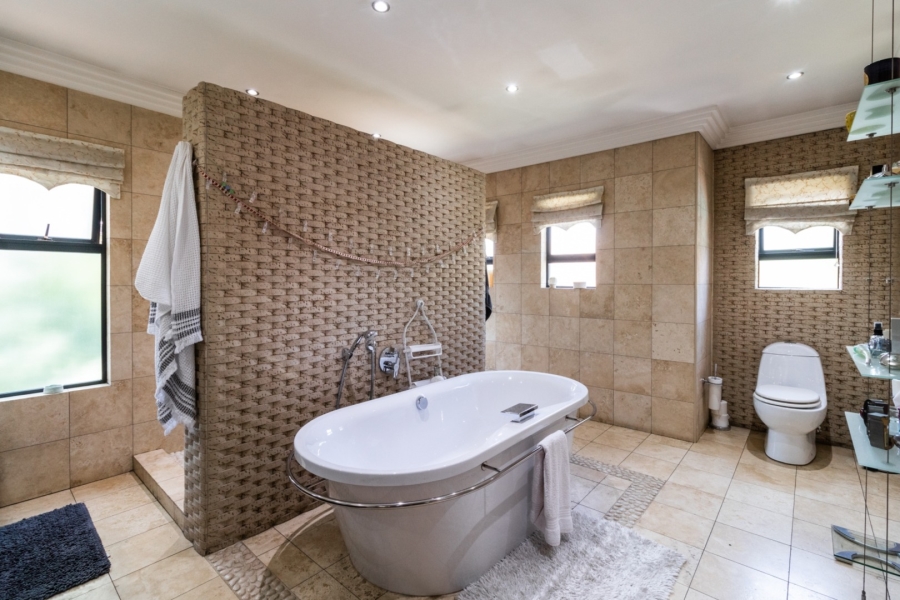 5 Bedroom Property for Sale in Lakefield Gauteng