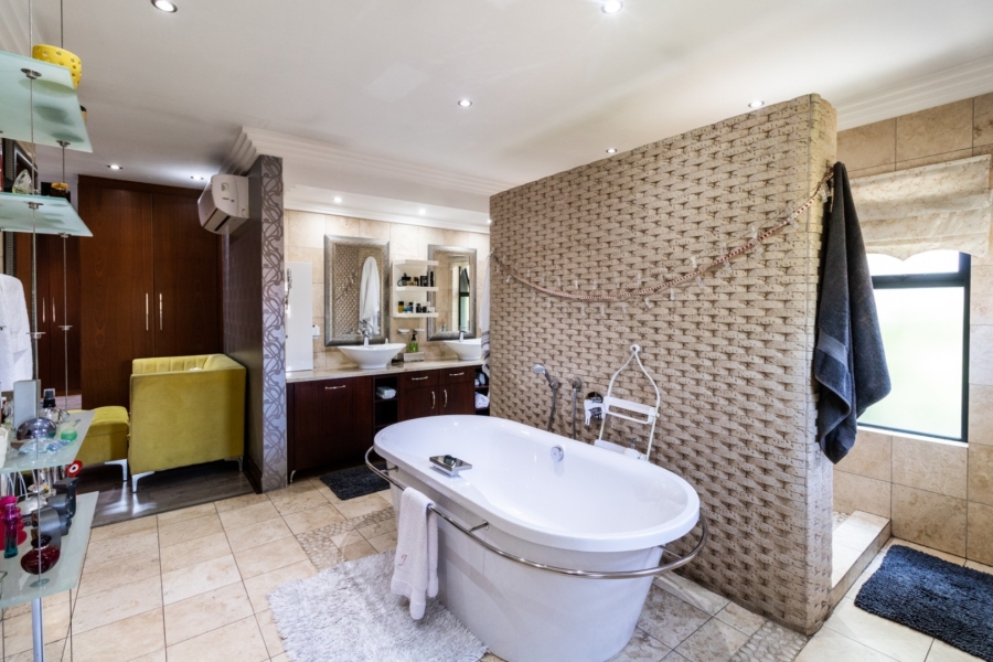 5 Bedroom Property for Sale in Lakefield Gauteng