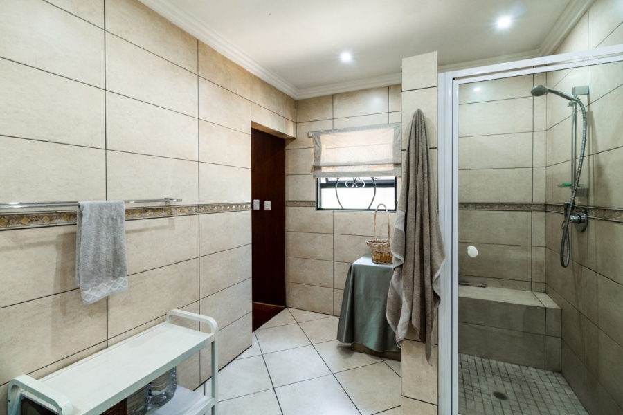 5 Bedroom Property for Sale in Lakefield Gauteng