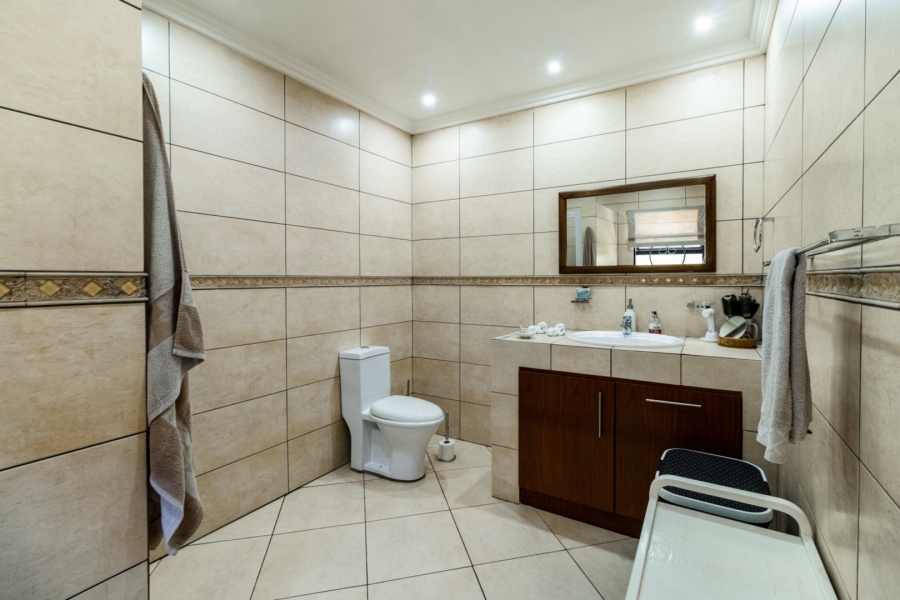 5 Bedroom Property for Sale in Lakefield Gauteng