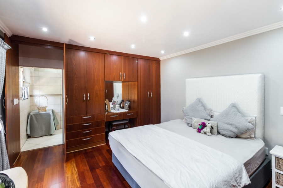 5 Bedroom Property for Sale in Lakefield Gauteng