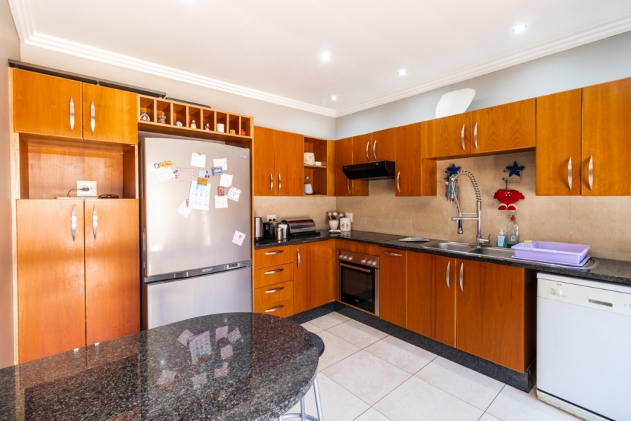 5 Bedroom Property for Sale in Lakefield Gauteng