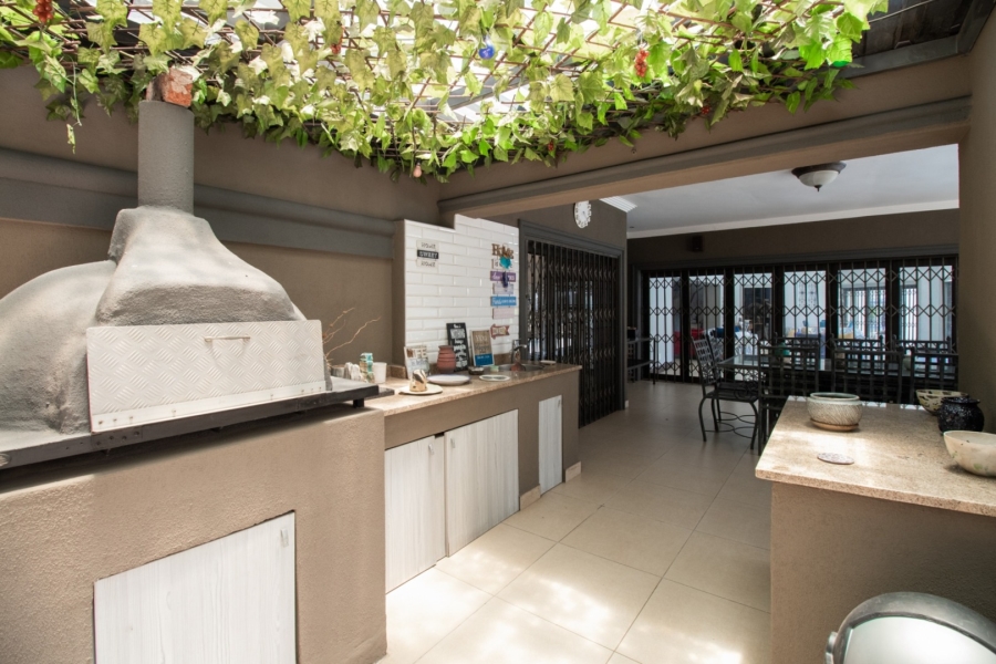 5 Bedroom Property for Sale in Lakefield Gauteng