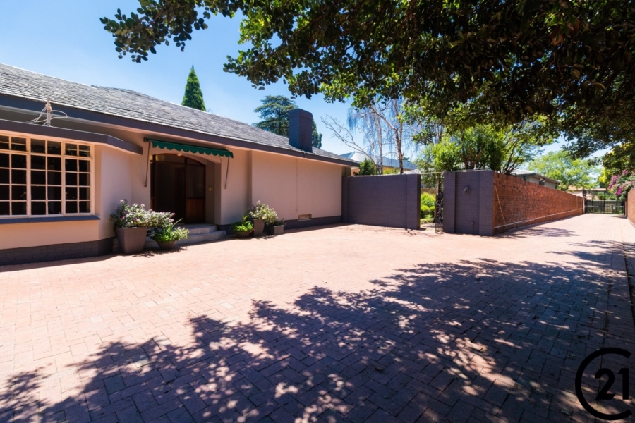 4 Bedroom Property for Sale in Lakefield Gauteng