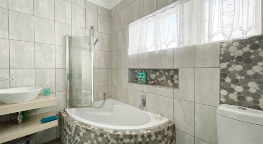 3 Bedroom Property for Sale in Linmeyer Gauteng