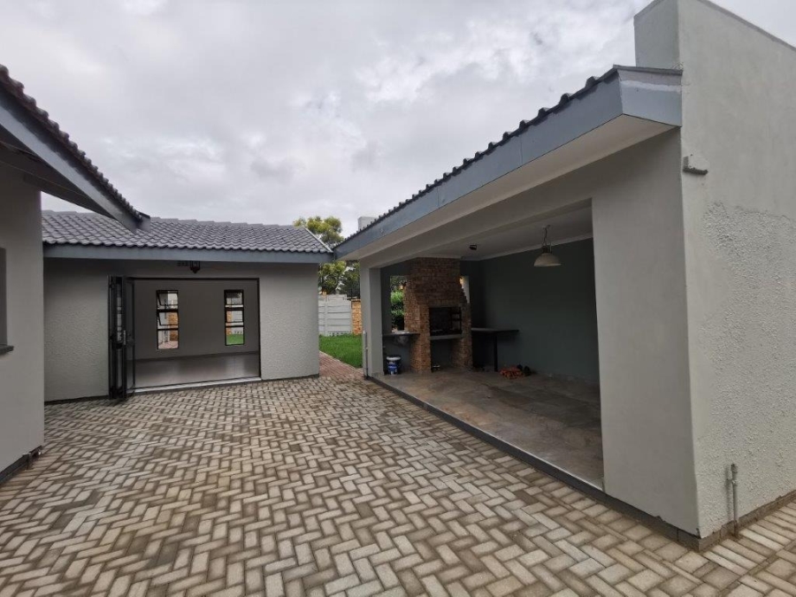 4 Bedroom Property for Sale in Brackenhurst Gauteng