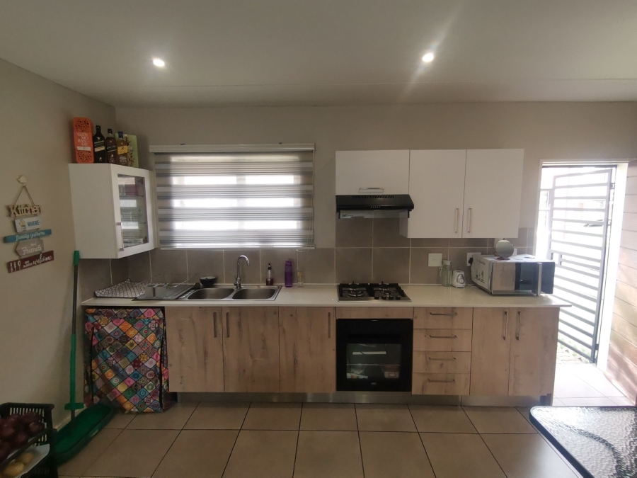 2 Bedroom Property for Sale in Albertsdal Gauteng