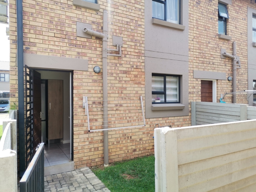 2 Bedroom Property for Sale in Albertsdal Gauteng