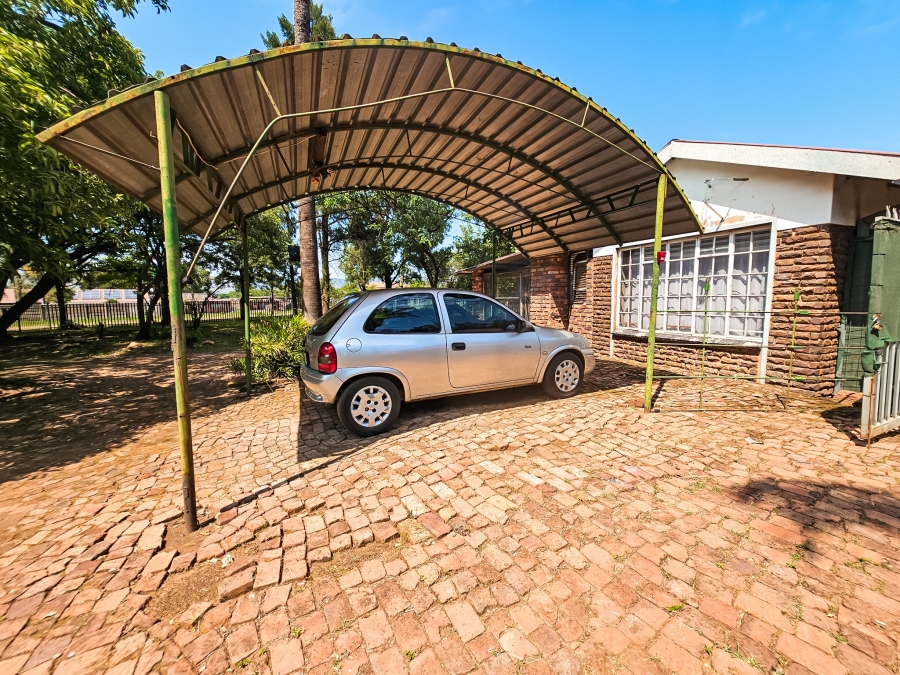 5 Bedroom Property for Sale in Andeon Gauteng