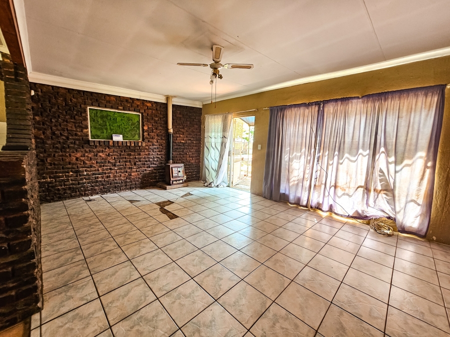 5 Bedroom Property for Sale in Andeon Gauteng