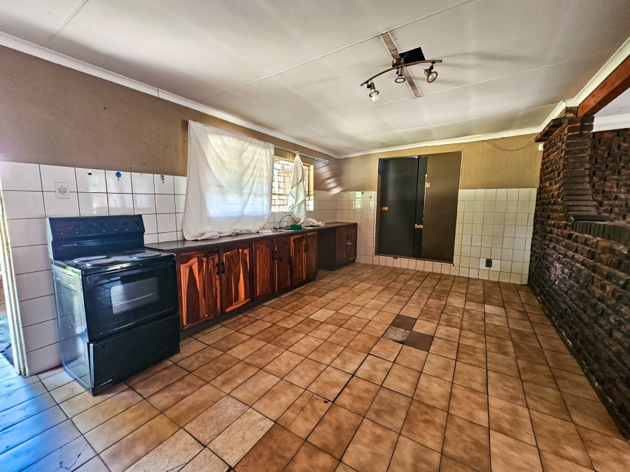 5 Bedroom Property for Sale in Andeon Gauteng