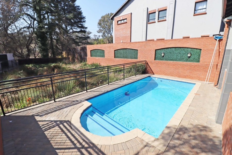 To Let 2 Bedroom Property for Rent in Bryanston Gauteng