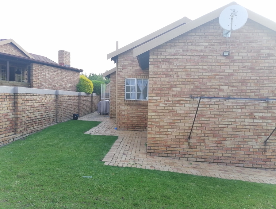 To Let 2 Bedroom Property for Rent in Honeydew Manor Gauteng