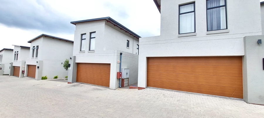 4 Bedroom Property for Sale in Crowthorne AH Gauteng