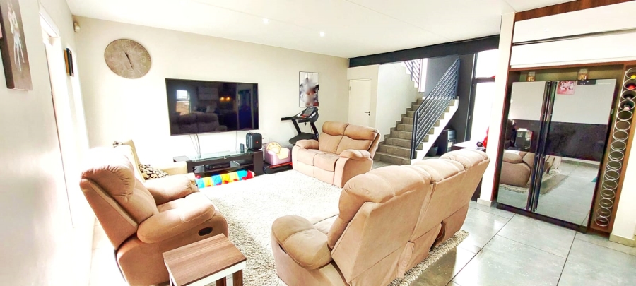 4 Bedroom Property for Sale in Crowthorne AH Gauteng