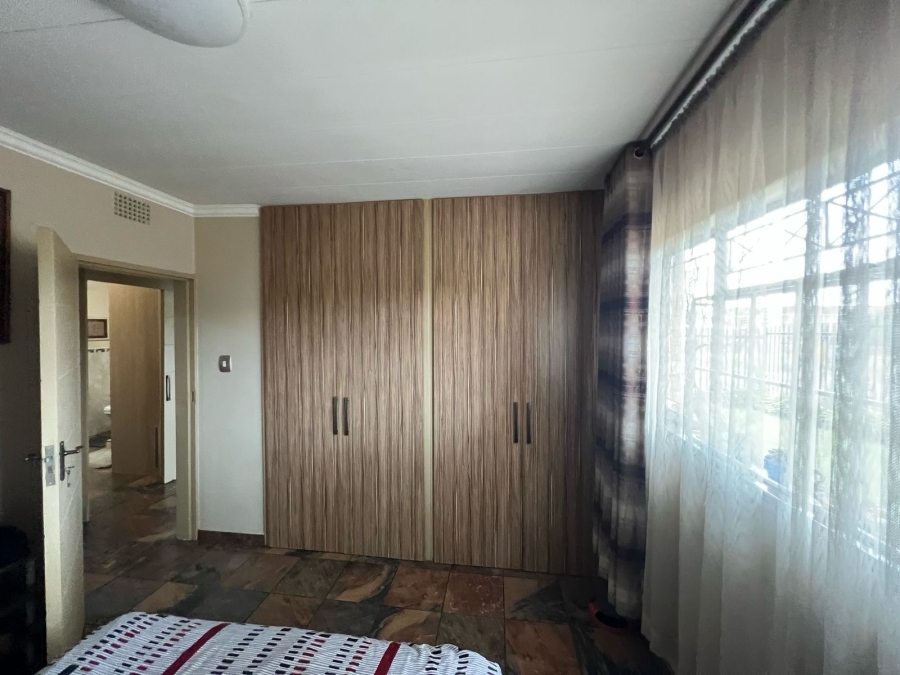 To Let 2 Bedroom Property for Rent in New Redruth Gauteng