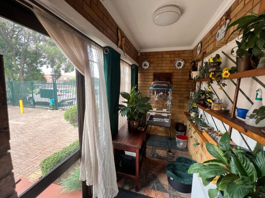 To Let 2 Bedroom Property for Rent in New Redruth Gauteng