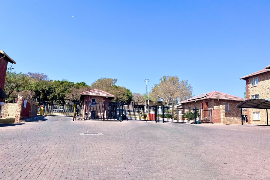 2 Bedroom Property for Sale in Noordwyk Gauteng