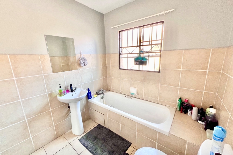 2 Bedroom Property for Sale in Noordwyk Gauteng