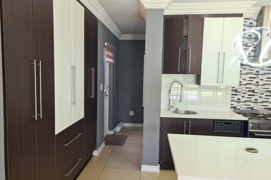 7 Bedroom Property for Sale in Raslouw Gardens Gauteng