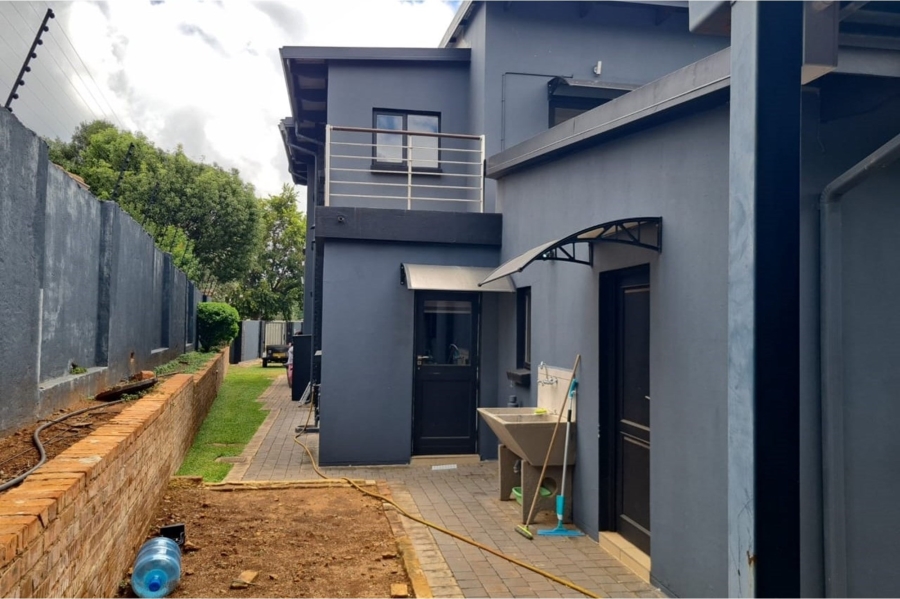 7 Bedroom Property for Sale in Raslouw Gardens Gauteng