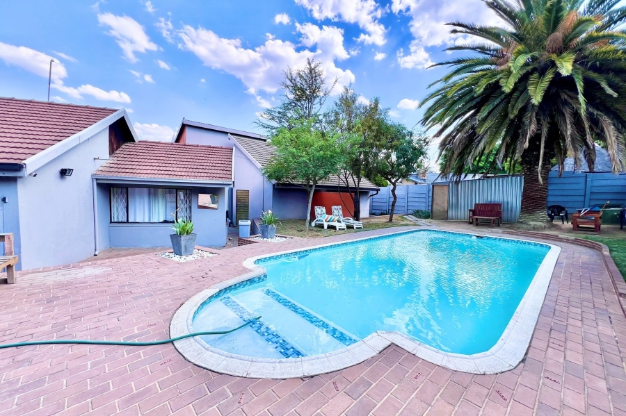 To Let 1 Bedroom Property for Rent in Blairgowrie Gauteng