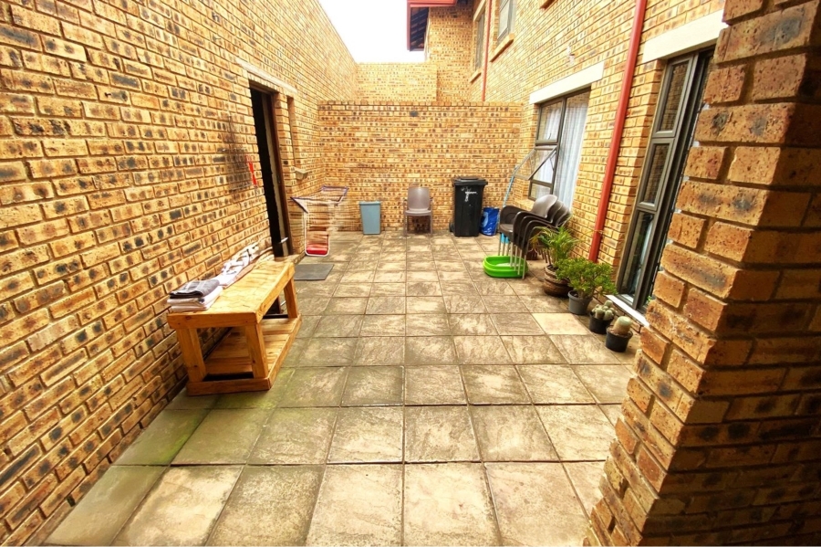 2 Bedroom Property for Sale in Glen Marais Gauteng