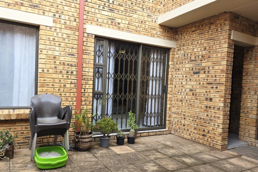 2 Bedroom Property for Sale in Glen Marais Gauteng