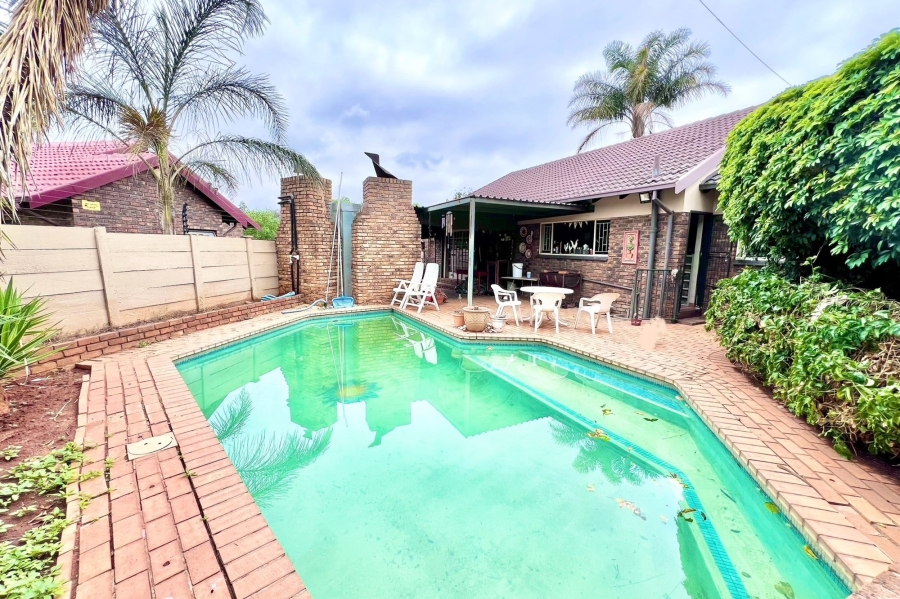 3 Bedroom Property for Sale in Rooihuiskraal Gauteng