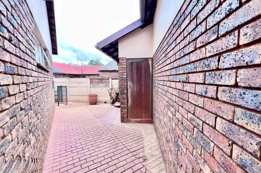 3 Bedroom Property for Sale in Rooihuiskraal Gauteng