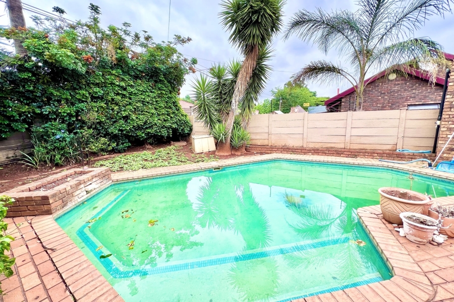 3 Bedroom Property for Sale in Rooihuiskraal Gauteng