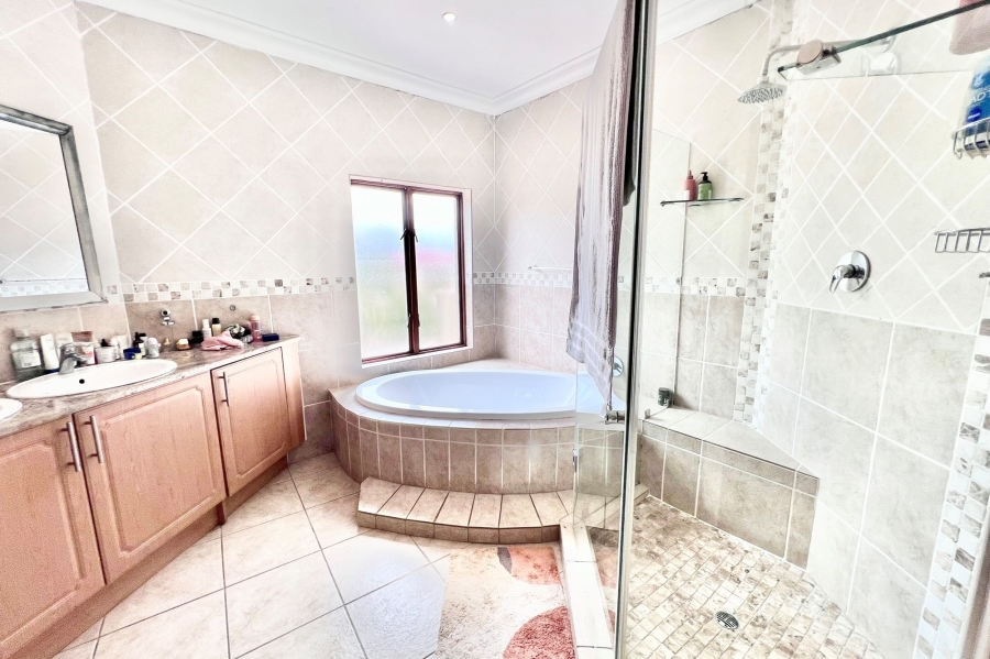 4 Bedroom Property for Sale in Carlswald Gauteng