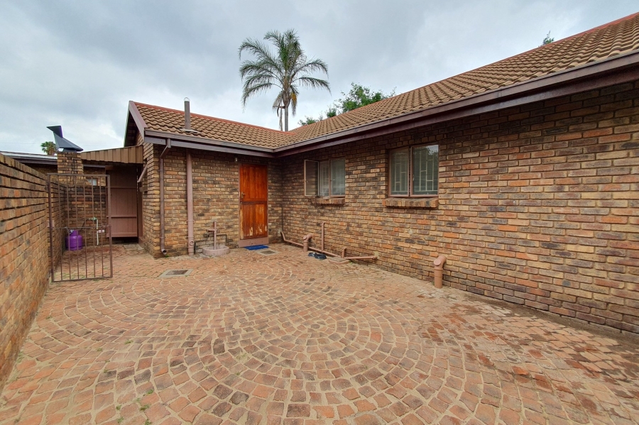 3 Bedroom Property for Sale in Rooihuiskraal Gauteng