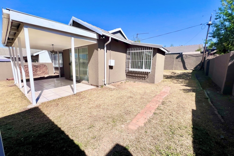 2 Bedroom Property for Sale in Noordwyk Gauteng