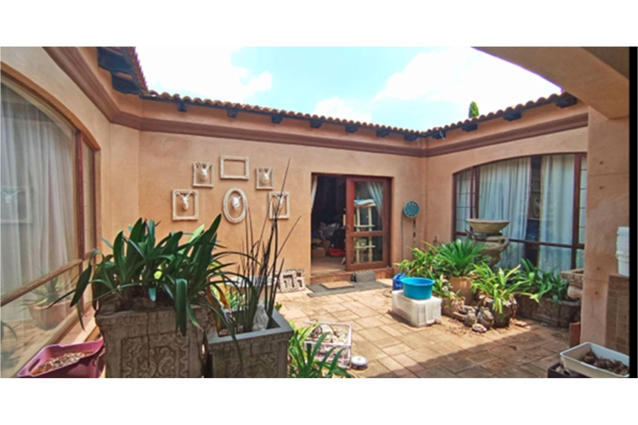 5 Bedroom Property for Sale in Mooikloof Gauteng