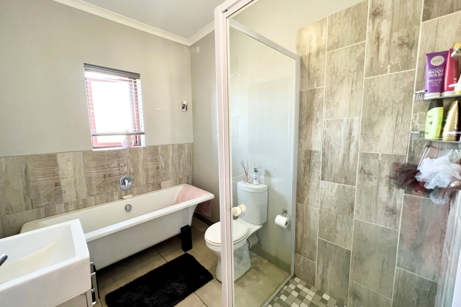 2 Bedroom Property for Sale in Blue Hills Gauteng