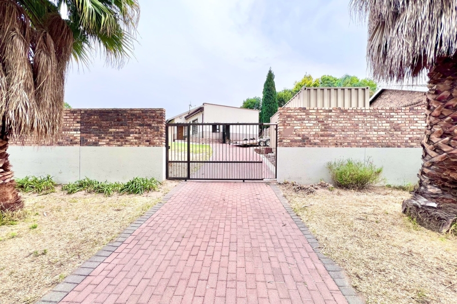 5 Bedroom Property for Sale in Vorna Valley Gauteng