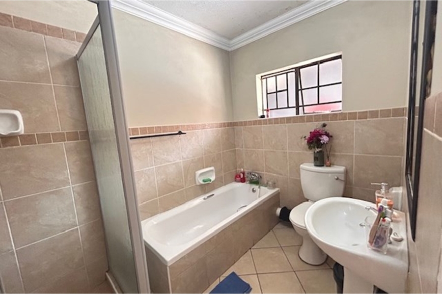 To Let 2 Bedroom Property for Rent in The Orchards Gauteng