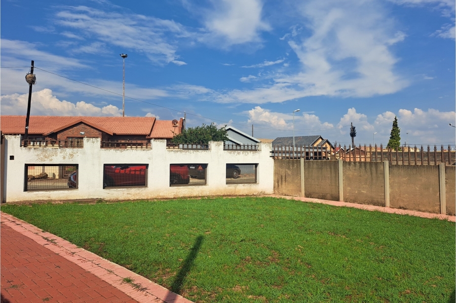 2 Bedroom Property for Sale in Moroka North Gauteng