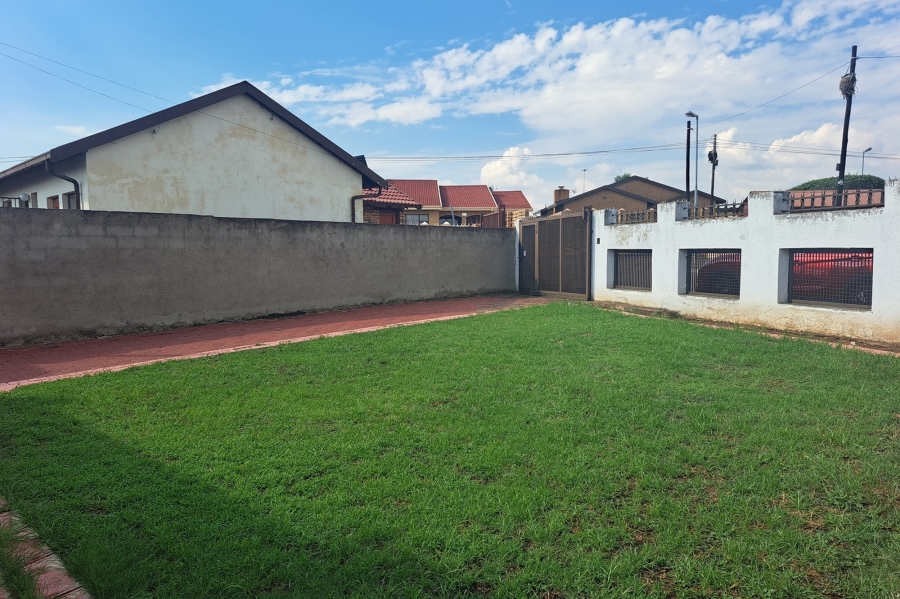 2 Bedroom Property for Sale in Moroka North Gauteng