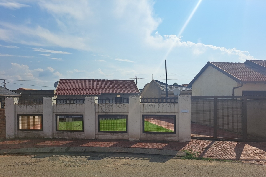 2 Bedroom Property for Sale in Moroka North Gauteng