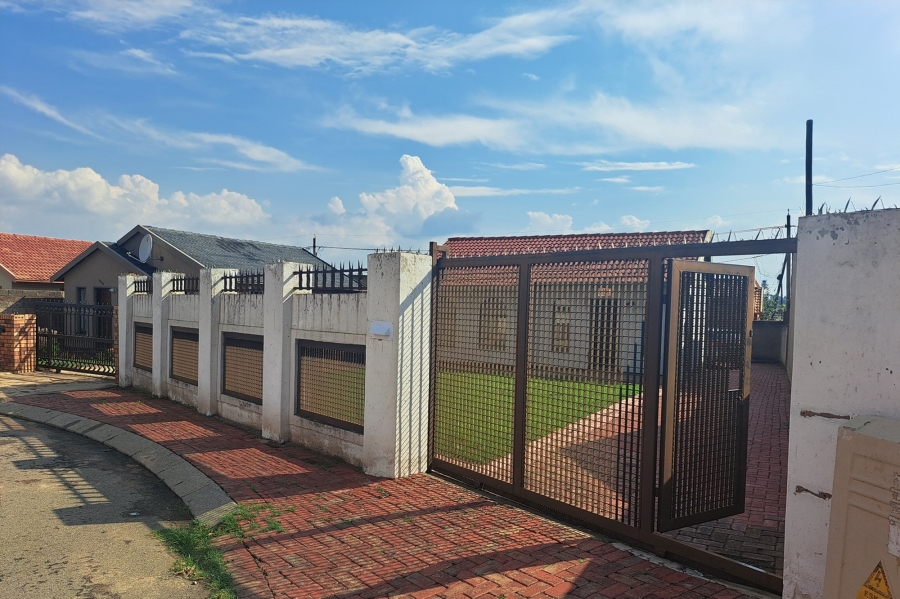 2 Bedroom Property for Sale in Moroka North Gauteng