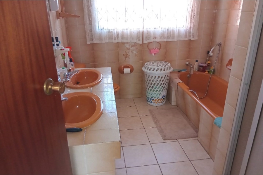 5 Bedroom Property for Sale in Glenvista Gauteng