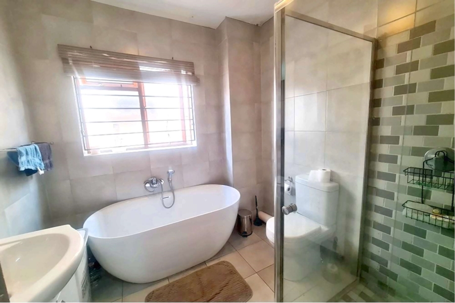 2 Bedroom Property for Sale in Waterfall Heights Gauteng