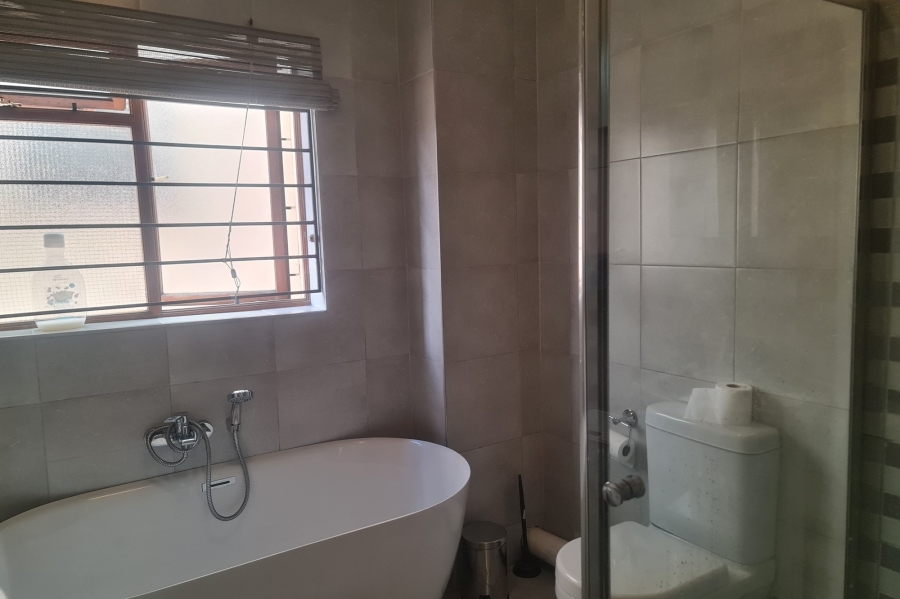 2 Bedroom Property for Sale in Waterfall Heights Gauteng