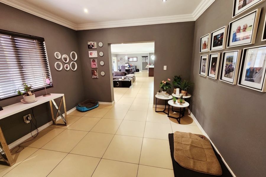 7 Bedroom Property for Sale in Raslouw Glen Gauteng