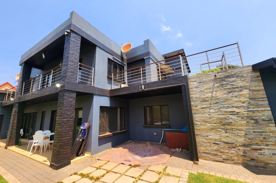 7 Bedroom Property for Sale in Raslouw Glen Gauteng