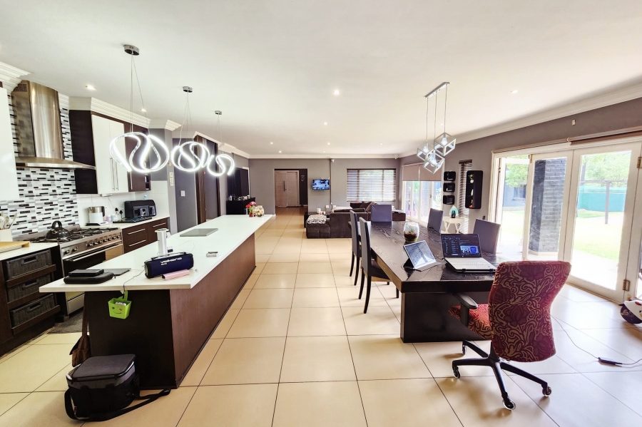 7 Bedroom Property for Sale in Raslouw Glen Gauteng